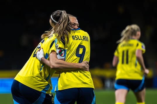 Magdalena Eriksson celebrates with Kosovare Asllani of