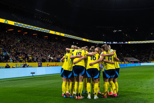 Kosovare Asllani of Sweden celebrates with team mates