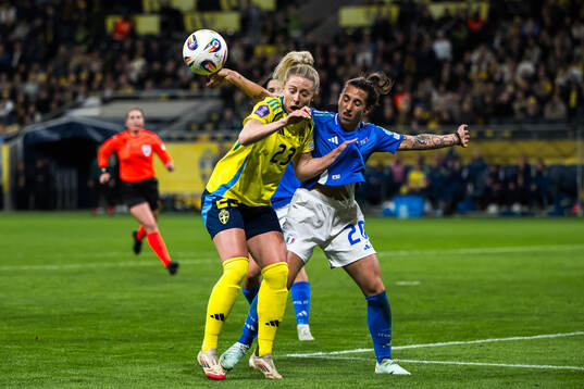 Elisabetta Oliviero of Italy gets the ball