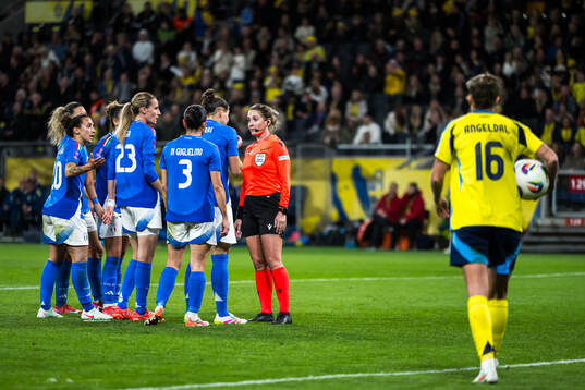 Players of Italy react toward r eferee Alina Pe?u