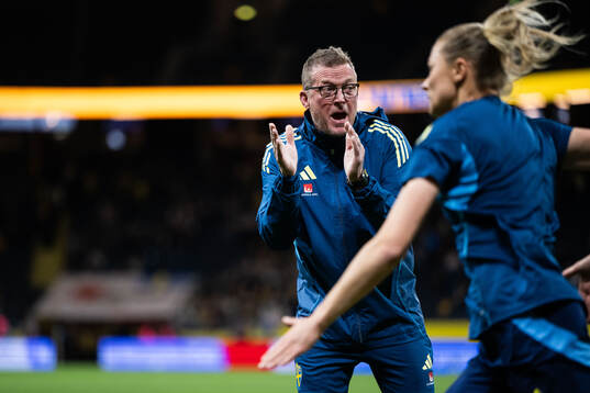 Goalkeeper coach Leif Troedsson and Fridolina Rolfö of