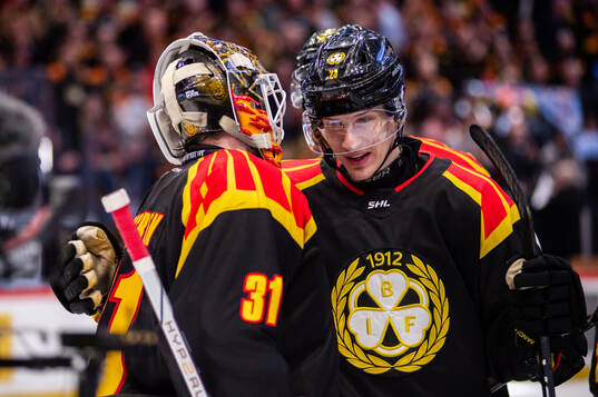 Brynäs målvakt Erik Källgren och Oskar Lindblom jublar