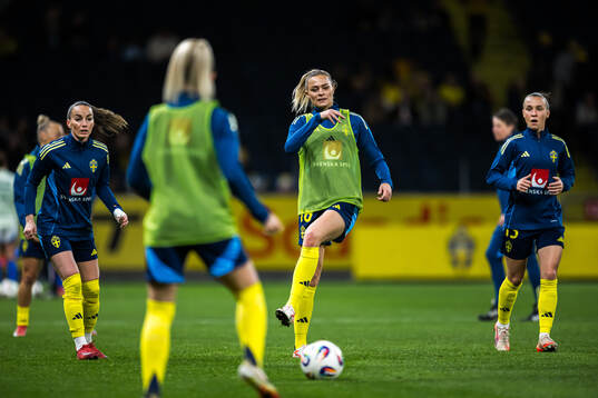Kosovare Asllani, Fridolina Rolfö and Julia Zigiotti Olme