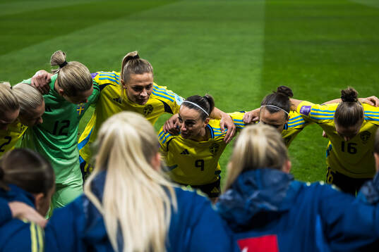 Jonna Andersson, goalkeeper Jennifer Falk, Fridolina