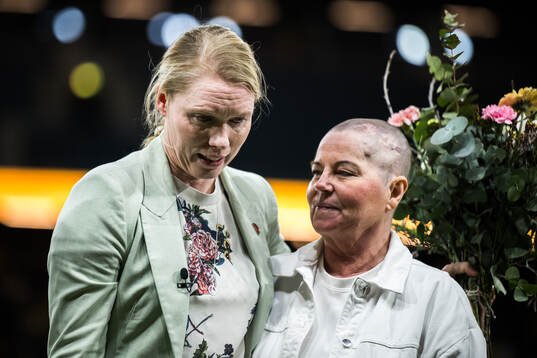 Former national team goalkeeper Hevig Lindahl is celebrated