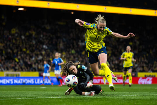 Laura Giuliani of Italy and Stina Blackstenius of Sweden in