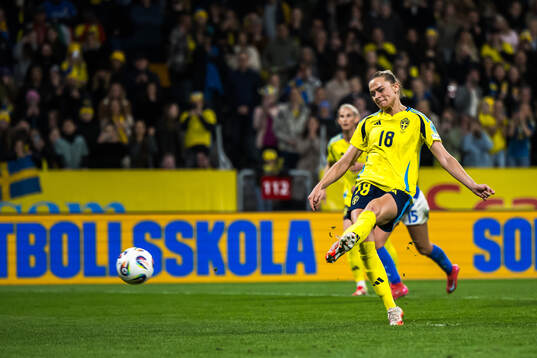 Fridolina Rolfö of Sweden scores 3-2
