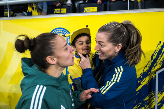 Lisa Boattin of Italy with partner Linda Sembrandt of Sweden
