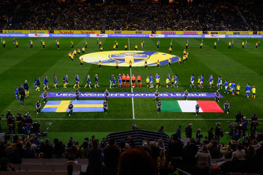 Players of Sweden and of Italy