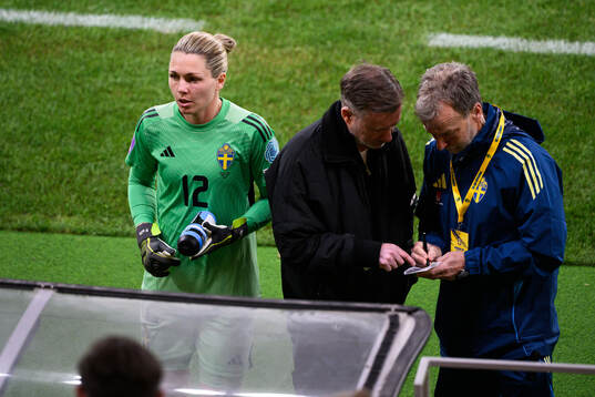 goalkeeper Jennifer Falk, head coach Peter Gerhardsson and
