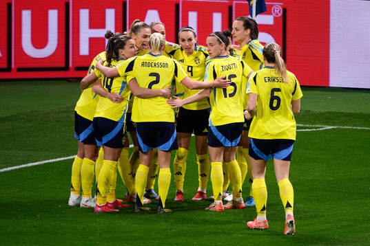Kosovare Asllani of Sweden celebrates with team mates