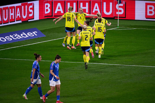 Kosovare Asllani of Sweden celebrates with team mates
