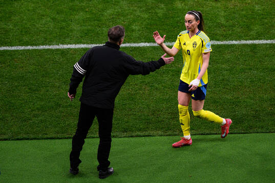 Head coach Peter Gerhardsson and Kosovare Asllani of Sweden