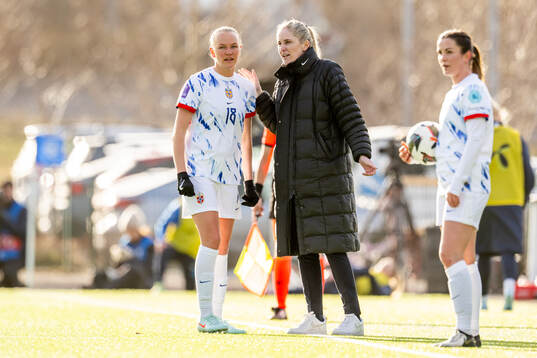 Frida Maanum and head coach Gemma Grainger of Norway