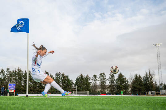 Vilde Bøe Risa of Norway takes a corner kick