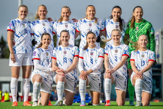 The starting eleven of Norway pose for a team photo