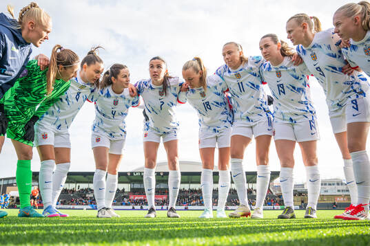 Maria Thorisdottir, goalkeeper Cecilie Fiskerstrand, Vilde