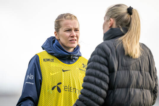 Ada Hegerberg and head coach Gemma Grainger of Norway