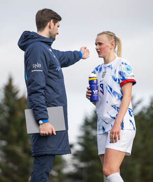Analyst Simon Tengwall Hansen and Karina Sævik of Norway