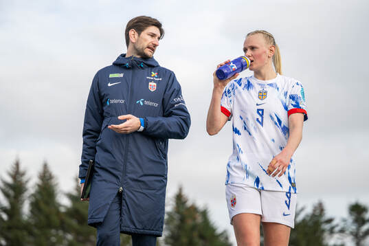 Analyst Simon Tengwall Hansen and Karina Sævik of Norway