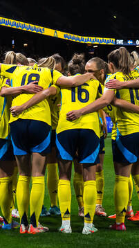 Kosovare Asllani of Sweden celebrates with team mates