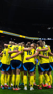 Kosovare Asllani of Sweden celebrates with team mates