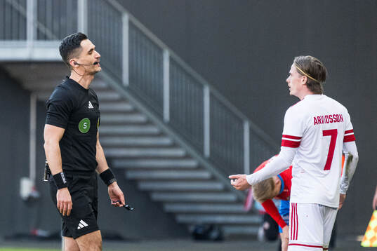 Domare Fikret Buqa och Sandvikens IFs Johan Arvidsson