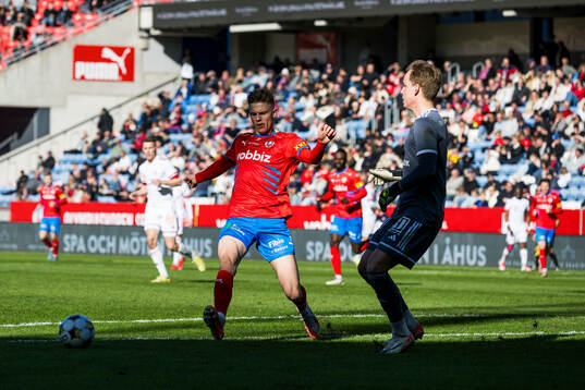 Helsingborgs Adrian Svanbäck och Sandvikens IFs målvakt
