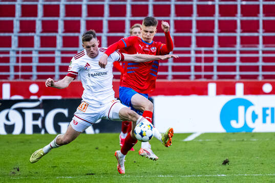 Sandvikens IFs Daniel Söderberg och Helsingborgs Adrian