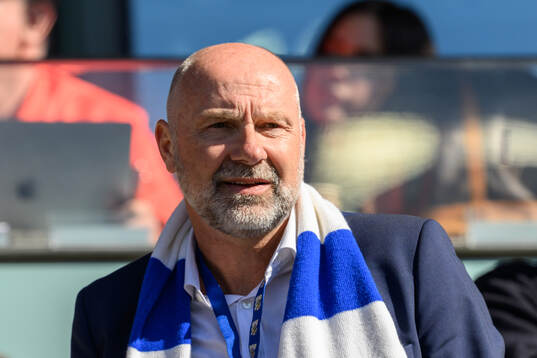 IFK Göteborgs klubbdirektör Håkan Mild på läktaren