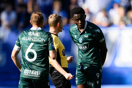 Halmstads Yannick Agnero reagerar mot domare Fredrik Klitte