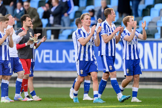 IFK Göteborgs Max Fenger tackar publiken