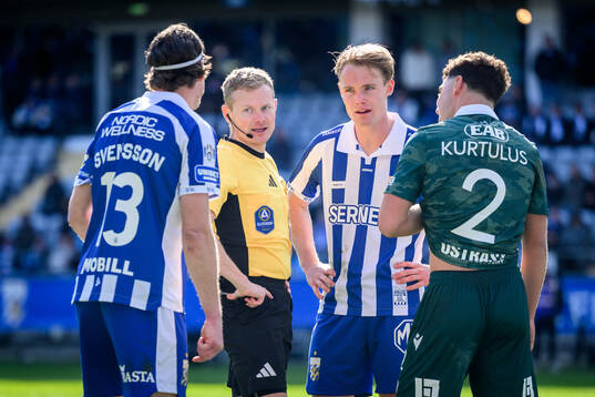 Domare Fredrik Klitte pratar med IFK Göteborgs Gustav