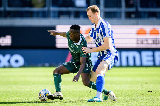Halmstads Naeem Mohammed och IFK Göteborgs Adam Carlén