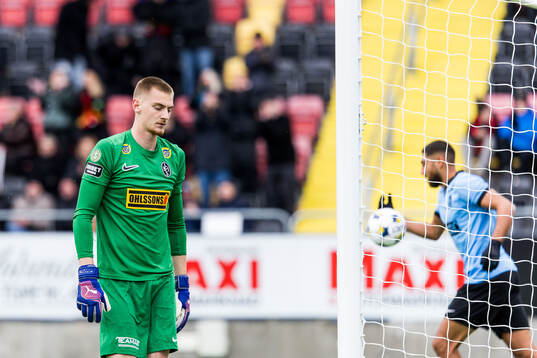 Landskronas målvakt Marcus Pettersson deppar