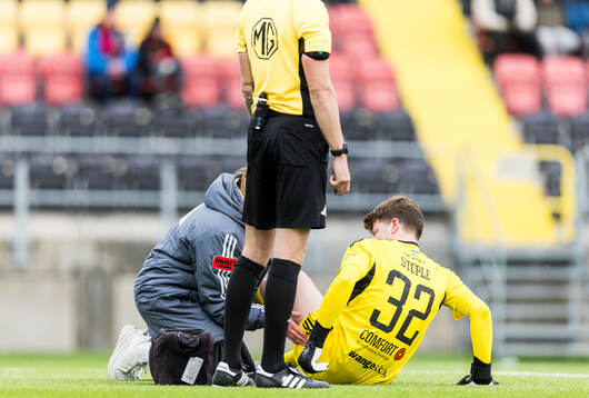 Östersunds Frank Stople får vård av medicinsk personal