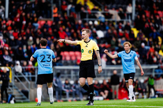 Domare Fredrik Alknäs blåser straff