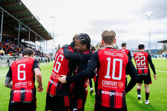 Östersunds Albin Sporrong  och Nebiyou Perry jublar