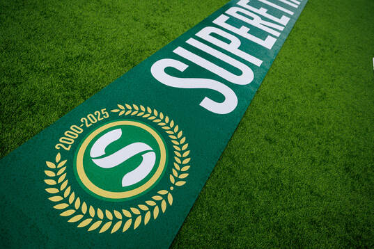 Banderoll med Superettans logo på