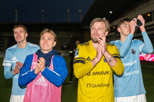 Gefles målvakt Tobias Johansson jublar
