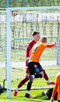 Karlskronas Hampus Holgersson nickar in 0-1 bakom Felix