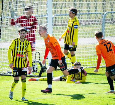 Karlskronas Hampus Holgersson har nickat in 0-1 bakom Felix