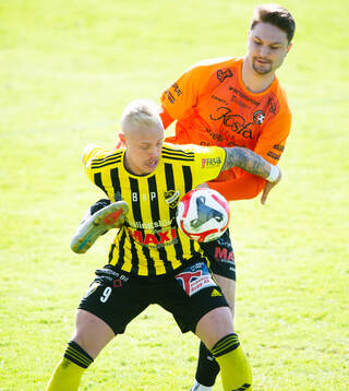IFK Hässleholms Alexander Sjöström får en spark i