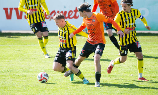 IFK Hässleholms Axel Crnalic sparkas ner bakifrån i