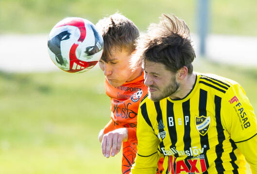 IFK Hässleholms Elliot Pramberg nickduellerar i matchen i