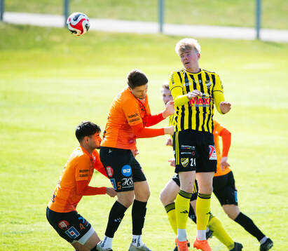 IFK Hässleholms Linus Roslund nickduellerar i matchen i