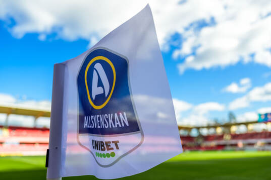 Hörnflagga med Allsvenskan och Unibets logotyp