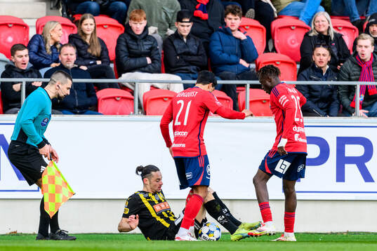 Häckens Amor Layouni, Östers Lukas Bergquist och