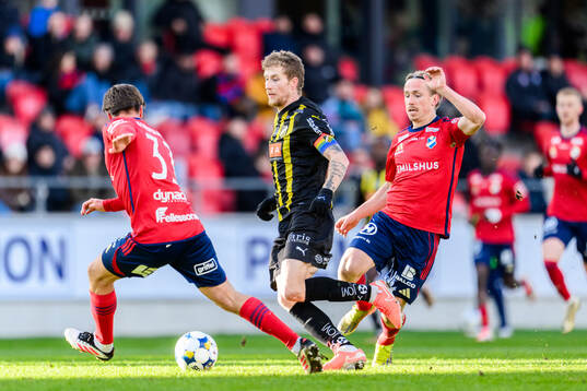 Östers David Seger försvarar mot Häckens Simon Gustafson