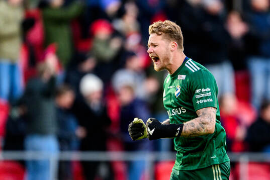 Östers målvakt Robin Wallinder jublar